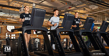 Laufbandtraining bei JOHN REED: Spielerinnen des FC Viktoria Berlin nutzen die Cardiogeräte, um ihre Fitness abseits des Platzes zu optimieren.