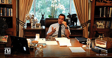 2008: Arnold Schwarzenegger als Gouverneur von Kalifornien in seinem Büro in Sacramento