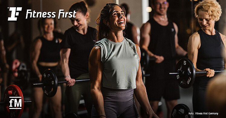 Gemeinsames Hanteltraining bei Fitness First – die perfekte Kombination aus Motivation, Musik und Gemeinschaftsgefühl