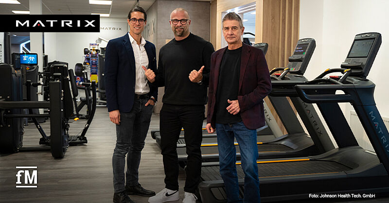 Jürgen Aschauer (Matrix Fitness, links), Andreas Pleuß (CONTACT Lizenz GmbH, Mitte) und Ulfert Böhme (Matrix Fitness) vereinbaren Partnerschaft für den Kampfsportmarkt