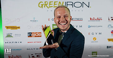 Franchisepartner Sven Selka (EASYFITNESS Wiesloch) voller Stolz mit seinem ersten Green Iron Award 