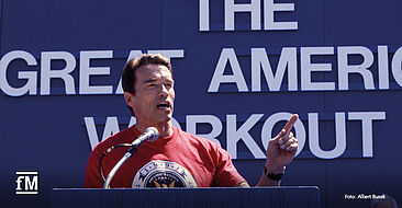 1991: Beim Great American Workout, das vor dem Weißen Haus und Capitol in Washingthon abgehalten wurde, hält Arnold Schwarzenegger eine Rede
