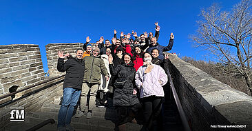 Die Fitnessreisegruppe auf der steilen Chinesischen Mauer