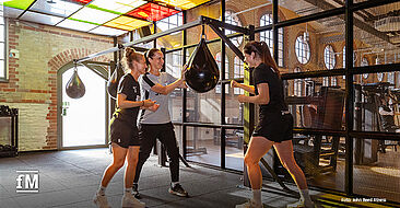 Boxtraining zur Stärkung der Fitness: Spielerinnen des FC Viktoria Berlin verbessern ihre Reaktionsfähigkeit und Kraft durch Boxtraining bei JOHN REED.