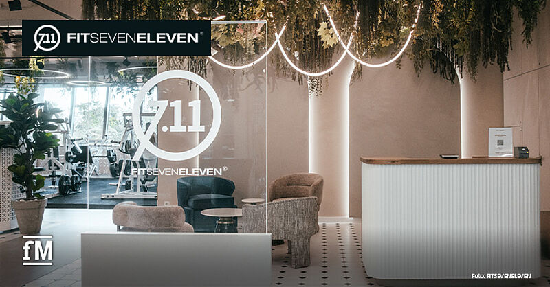 Der Empfangsbereich des neuen FITSEVENELEVEN BLACK LABEL Bodyclubs in Ludwigsburg: Elegante Innenarchitektur trifft auf modernstes Fitnessdesign – Eröffnung Anfang 2025.