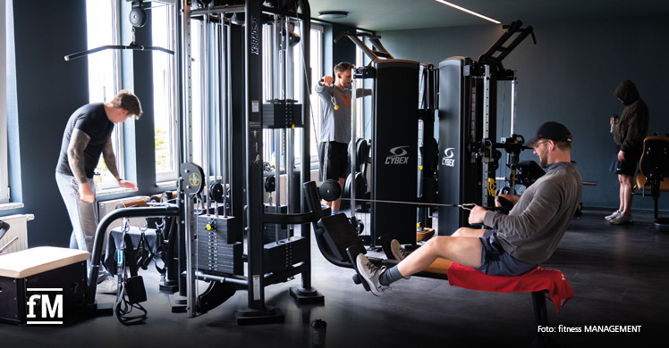 Mitglieder nutzen die modernen Fitnessgeräte im PRIME TIME fitness auf Kampnagel für ein effektives Training.