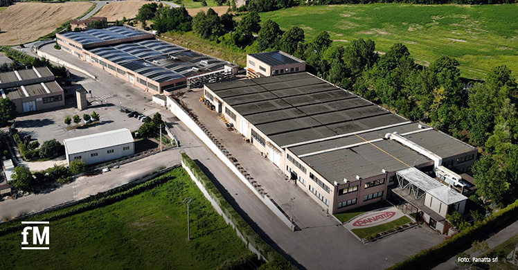 Die neue Photovoltaikanlage auf dem Dach der Produktionshallen von Panatta in Apiro