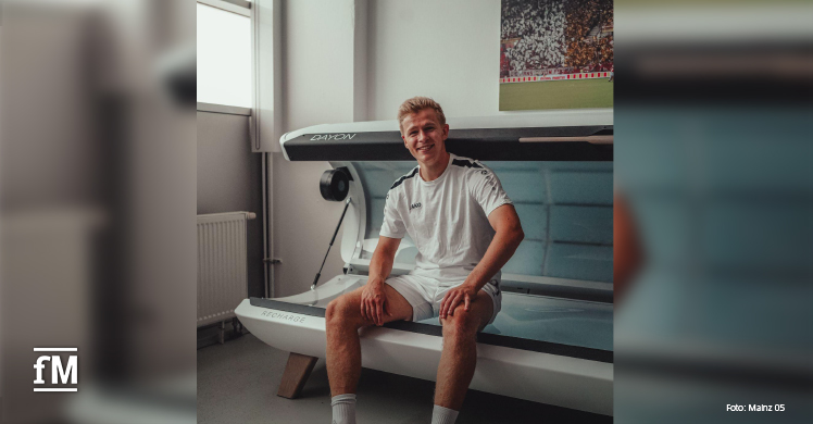 Jonathan Burkardt, Fußballbundesligaspieler beim 1. FSV Mainz 05, setzt bei der Regeneration auf den DAYON Recharge.