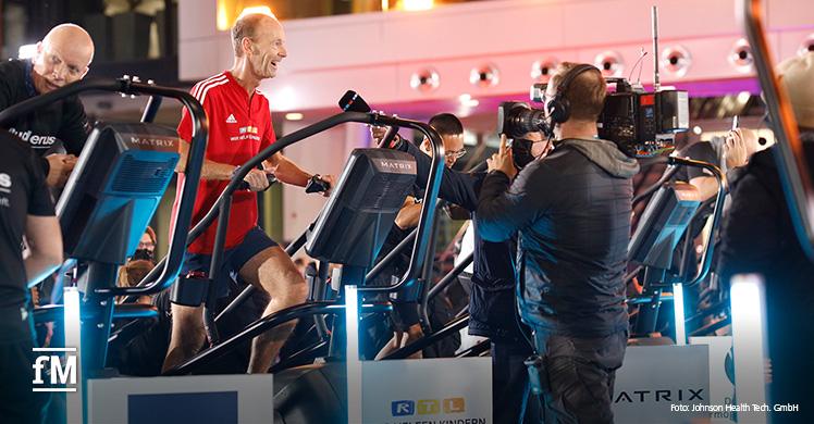 Thomas Rabe (CEO RTL Group, rotes Shirt) während des Weltrekordversuchs auf Matrix Climbmills beim RTL Spendenmarathon 2022.