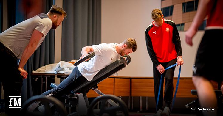 Konzentriertes Training im DHB-Gym von Matrix: Nationalspieler  Andreas Wolff (v. l.), Johannes Golla und Till Klimpke