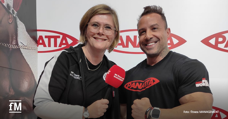 fM-Redakteurin Anke Sörensen interviewt Bodybuildingstar Diogo Montenegro am Panatta Stand auf der FIBO 2024 