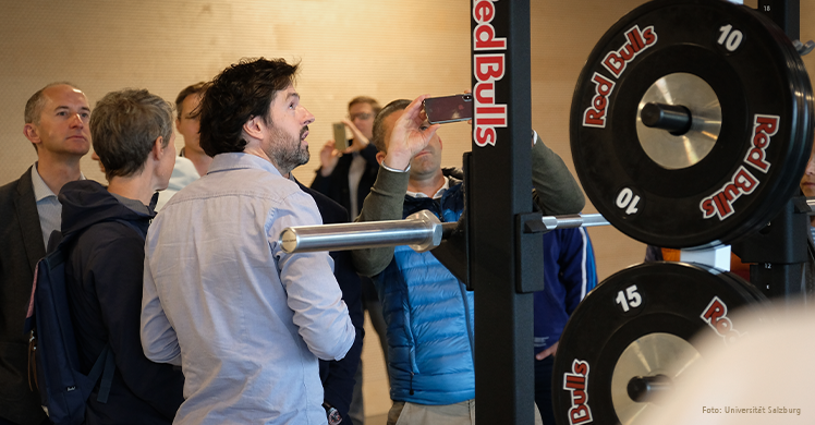 Sportphysio und Referent beim SSPS James O’Brien gibt in der Nachwuchs-Akademie von RB Salzburg einen Einblick in die Praxis.