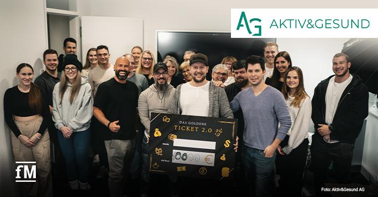 Der Gewinner freut sich über das 'Goldene Ticket' von Aktiv & Gesund Fitness bei Freunden