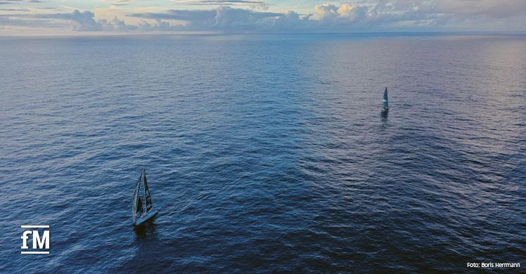 Mitten im Atlantik trifft Boris Herrmann seinen Mitsegler aus Frankreich, Yannick Bestaven, 1.200 Seemeilen vom Land entfernt segeln sie mehrere Tage gemeinsam. Foto: Boris Herrmann