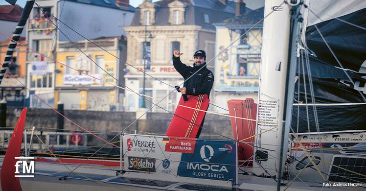 Boris Herrmann auf der 'Seaexplorer' unterwegs zum Start der Vendée Globe. Foto: Andreas Lindlahr