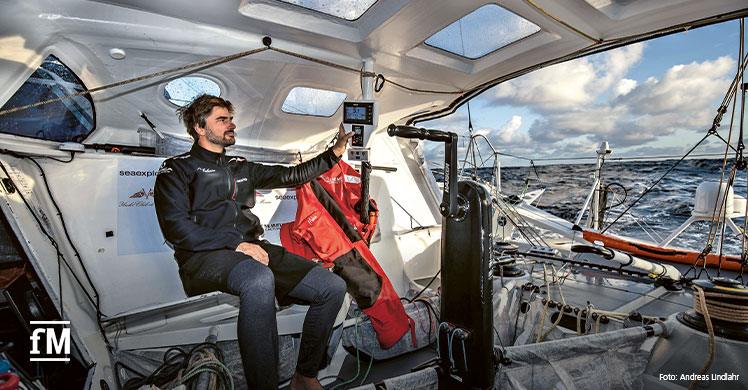 Boris Herrmann auf seinem 'Kommandostand mit Ausblick': Das Cockpit der Rennyacht 'Seaexplorer'. Foto: Andreas Lindlahr