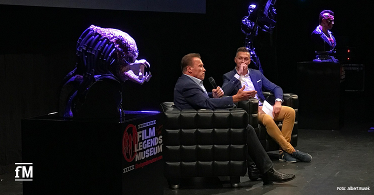 Arnold Schwarzenegger und Moderator Pietro Polidori auf der Bühne im Theater am Potsdamer Platz.