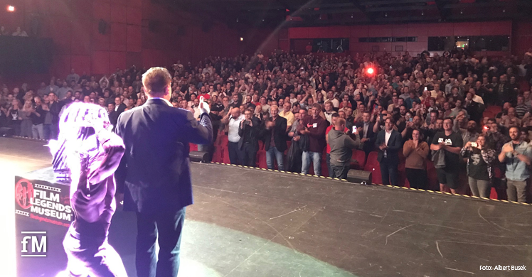 Arnold Schwarzenegger verabschiedet sich von den Gästen im vollbesetzten Theater am Potsdamer Platz.