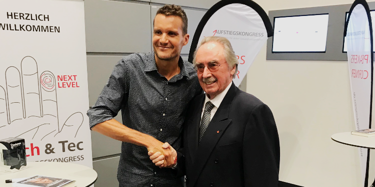 Triathlon Olympiasieger und Ironman Weltmeister Jan Frodeno mit Branchenpionier Albert Busek beim Aufstiegskongress 2019 in Mannheim