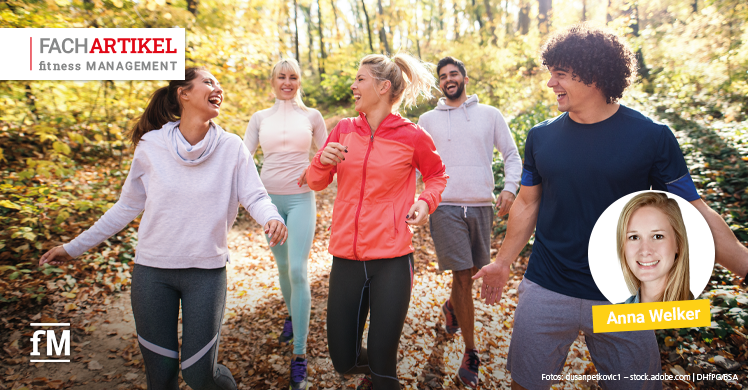 Abwechslung durch Outdoor-Gruppentraining: Walking als sanftes Ausdauertraining im Freien. 