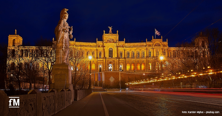 Das Maximilianeum in München, Sitz des Bayerischen Landtags: Bayern Update zu Studioöffnungen nach dem Corona-Lockdown