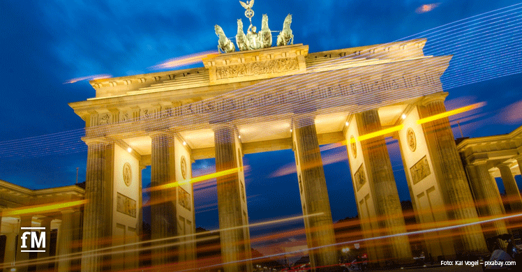 Lichtspiel am Brandenburger Tor – Wiedereröffnung der Fitnessstudios nach Corona