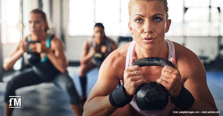 Kettlebells sind ein beliebtes Kleingerät für HIIT und andere hochintensive Trainingsformen.