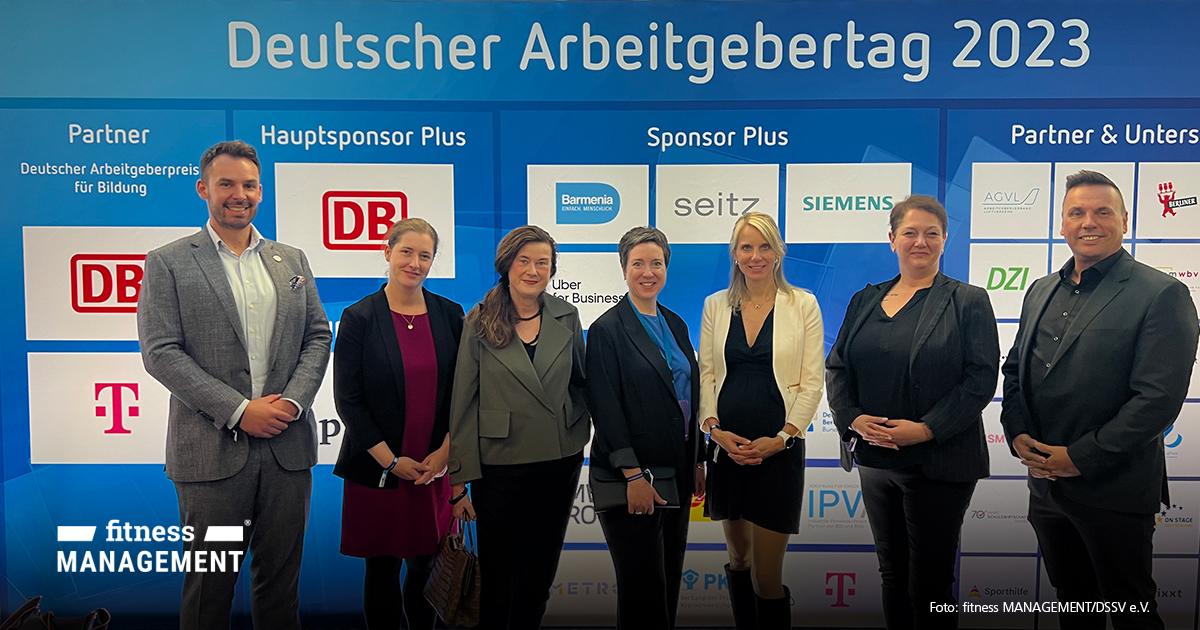 V. l.: Janosch Marx (fM), Dr. Barbara Dorn (AL Bildung), Dr. Anna Robra (AL Arbeitsmarkt), Dr. Susanne Wagenmann (AL Soziale Sicherung), Sabrina Fütterer (DSSV), Gülizar Cihan (DSSV) und Michael Birk (DHZ Fitness Europe GmbH) beim DAT 2023