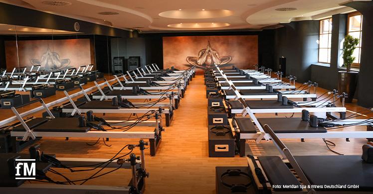 18 'Reformer' stehen im Reformer Pilates Loft bereit: Equipment für ein intensives Reformer Pilates Training im Hamburger Club Eppendorf von David Lloyd Meridian Spa & Fitness.