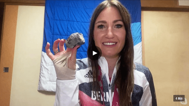 Emotionen und Freude pur: Denise Spindler nach ihrem Gewinn der Bronzemedaille in der 3000 Meter Bahnverfolgung bei den PAralympischen Spielen in Tokio.