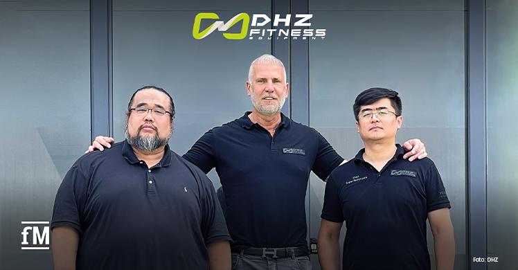 David von Hase (Bildmitte) mit DHZ Gründer Zhou Yueming (links) und dem technischen Leiter Shao Wentao.