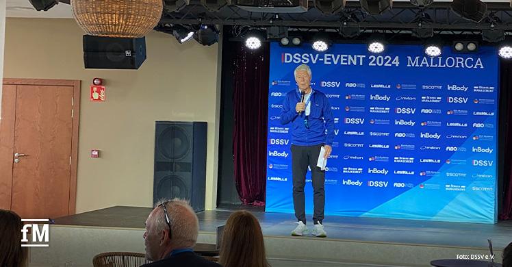 Prof. Dr. Thomas Wessinghage, 1. Vorsitzender des DSSV, begrüßt die Gäste des DSSV-Event 2024