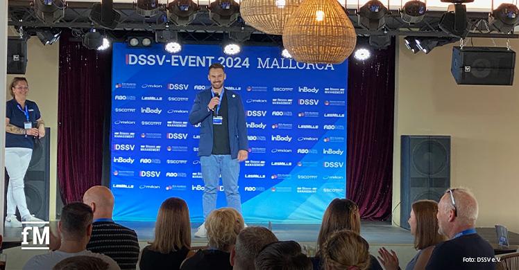 Janosch Marx, Aufsichtsratsmitglied des DSSV und CEO fM, begrüßt die Gäste des DSSV-Event 2024