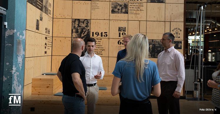 Gemeinsam mit MdB Philipp Hartewig (FDP, Zweiter von links) waren Vertreter:innen des DSSV und der DHfPG in Berliner Fitnessstudios unterwegs.