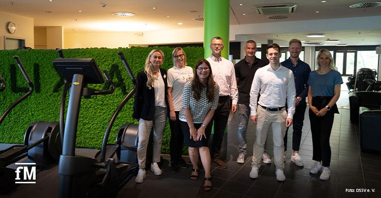 Gemeinsam mit MdB Philipp Hartewig (FDP, Dritter von rechts) waren Vertreter:innen des DSSV und der DHfPG in Berliner Fitnessstudios unterwegs.