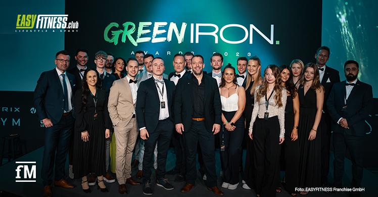 EASYFITNESS zeichnet erfolgreiche und nachhaltige Franchisenehmer mit Green Iron Awards aus: Jens Tappe und Michael Mäder, Geschäftsführer und Inhaber der EASYFITNESS Franchise GmbH (Mitte), mit Team und glücklichen Gewinnern