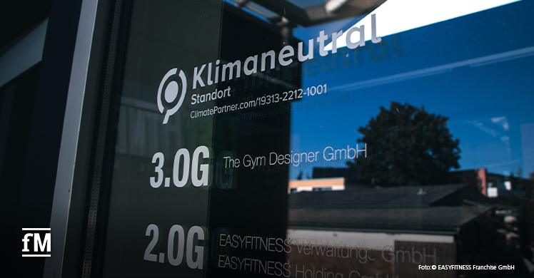 Nachweis von ClimatePartner für die Klimaneutralität direkt am Eingang des EASYFITESS Headquarter in Hannover-Anderten