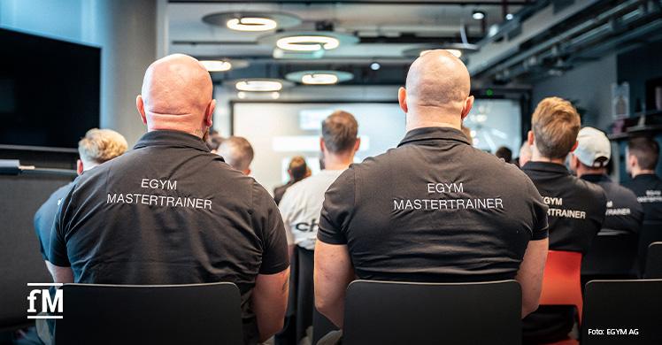 Der Titel 'EGYM Mastertrainer' auf dem Rücken vereint die Teilnehmer in ihrer Leidenschaft für Fitness und Weiterbildung