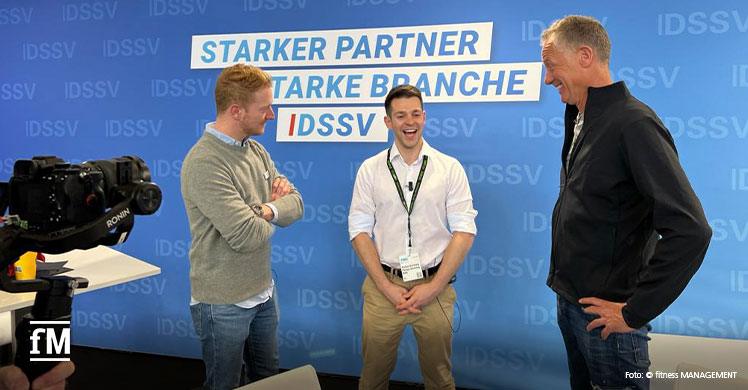 MdB Philipp Hartewig, Sportpolitischer Sprecher der FDP-Fraktion zu Gast am DSSV-Stand – im Gespräch mit Florian Kündgen, stv. DSSV-Geschäftsführer, und Henrik Gockel (PRIME time Fitness)