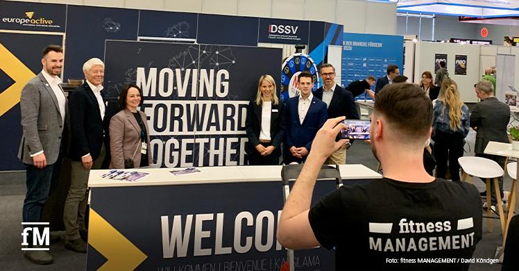 Hoher Besuch am gemeinsamen FIBO-Stand von DSSV und Europe Active: Sabrina Fütterer (Leiterin DSSV-Geschäftsstelle, Dritte von rechts) und fM-Geschäftsführer Janosch Marx (ganz links) begrüßen (von links): DSSV-Präsident Dr. Thomas Wessinghage, FIBO-Chefin Silke Frank, Philipp Hartewig, MdB und Sportpolitischer Sprecher der FDP Bundestagsfraktion und RX Austria & Germany CEO Benedikt Binder-Krieglstein.