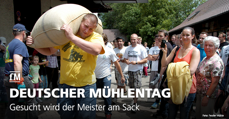 Gesucht wird der Meister am Sack: Kraftsportler tragen 100 Kilogramm Mehlsack.