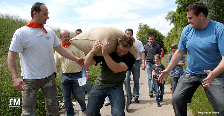 Kraftsportler tragen 100 Kilogramm Mehlsack um die Wette: Deutscher Mühlentag 2019 auf der Fessler Mühle in Sersheim