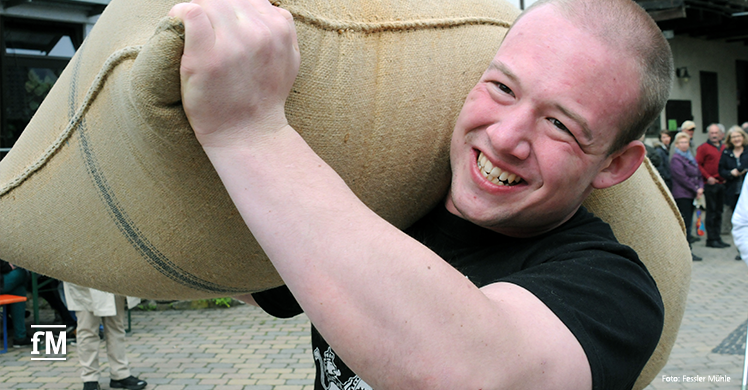 Kraftsportler tragen 100 Kilogramm Mehlsack um die Wette: Deutscher Mühlentag 2019 auf der Fessler Mühle in Sersheim