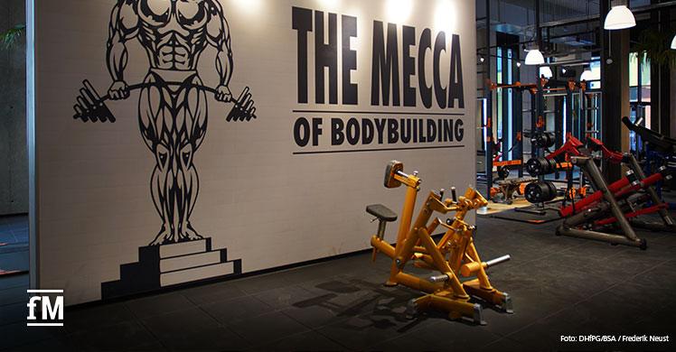 Grand Opening Gold's Gym München: The Mecca of Bodybuilding und ein goldfarbenes Rudergerät.