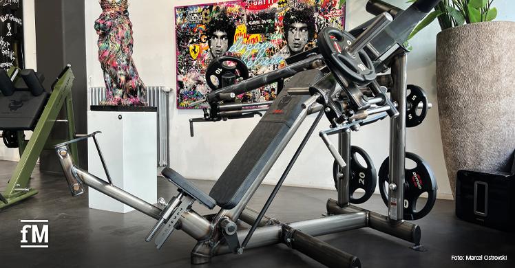 Kunstwerke neben stählernen Trainingsgeräte: gym80-Ausstellung 'Kraft trifft Kunst'