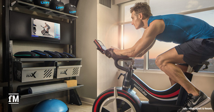 Fitnesstraining direkt im Hotelzimmer: Hilton Hotels & Resorts ermöglicht das seinen Hotelgästen in den USA und bald auch weltweit mit dem Konzept 'Five Feet to Fitness', dem Fitnessstudio im Hotelzimmer.