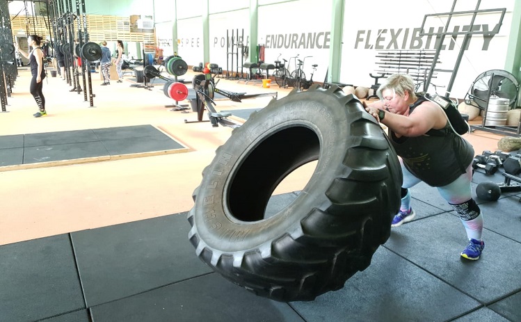 Bei Crossfit Saar bereitet sich Karen Skalvoll auf HYROX vor.