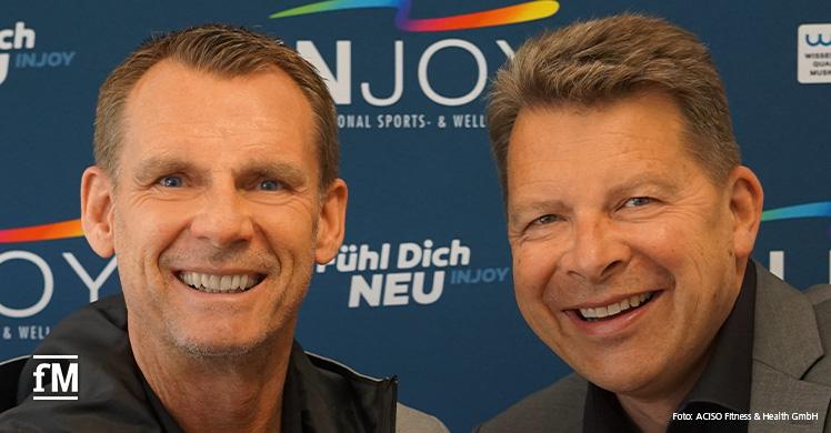 Alexander Benker und Thorsten Kielmann (INJOY) freuen sich über den 'Deutschen Fairness-Preis 2022' und bedanken sich bei allen Mitarbeitern und Franchisepartnern. 