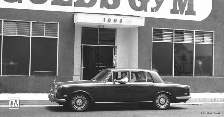 Arnold Schwarzenegger im Wagen vor dem 'Ur'-Gold’s Gym in Venice, Kalifornien.