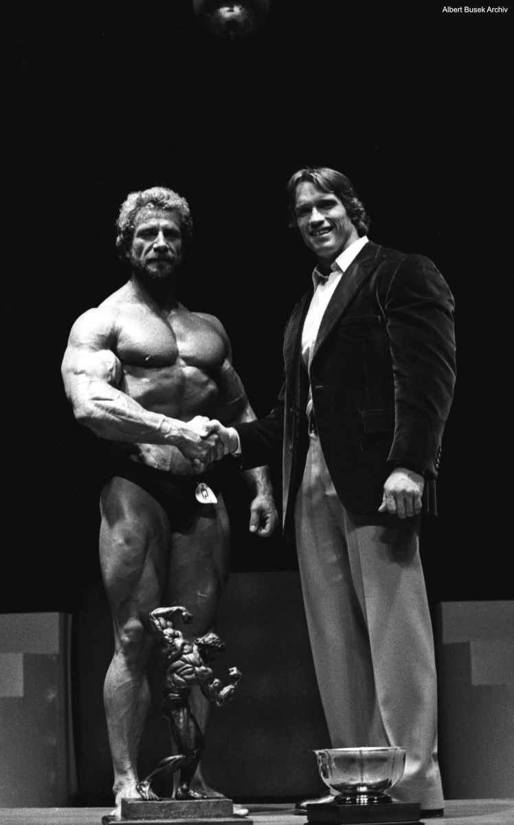 Jusup Wilkosz mit Arnold Schwarzenegger: Das Foto stammt von der Siegerehrung der IFBB Profi-Weltmeisterschaften in Columbus/Ohio, als er 1980 den Profi-WM-Titel gewann. Foto: Albert Busek Archiv